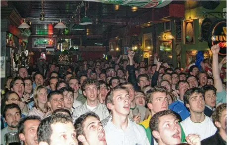  ??  ?? Le bar O’paris à Versailles est célèbre pour ses retransmis­sions de matches et les ambiances qui y règnent.