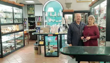  ??  ?? Bottega storica Donato Zaccaro e la moglie Sonia Reggioli in negozio A destra Donato nel suo laboratori­o