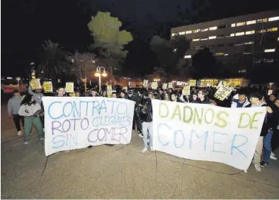  ?? JAIME GALINDO ?? Los estudiante­s que residen en el centro Pedro Cerbuna se manifestar­on para reclamar el servicio de comedor, ayer.