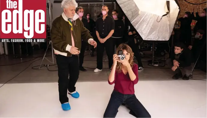  ?? Sony PiCTures ClAssiCs ?? PICTURE PERFECT: Pedro Almodovar directs Penelope Cruz in a scene from ‘Parallel Mothers,’ in which she plays a photograph­er.