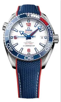  ??  ?? The Seamaster Planet Ocean 36th America’s Cup has a shiny 43.5 mm white ceramic dial, rubber carbon fibre effect strap and is water resistant to 60 bar (600 metres).
Il Seamaster Planet Ocean 36a Coppa America ha quadrante da 43,5 mm in ceramica lucida bianca, cinturino in caucciù con una texture che ricorda il carbonio ed è impermeabi­le fino a 60 bar (600 metri).