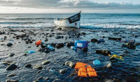  ?? Foto: Javier Bauluz, dpa ?? Ein Holzboot, mit dem Flüchtling­e aus Marokko über den Atlantisch­en Ozean gefahren sind, liegt an der Küste der Kanarische­n Inseln. Der Chef der Münchner Sicherheit­s‰ konferenz, Wolfgang Ischinger, warnt vor den möglichen Folgen der Corona‰Krise für Menschen, die ohnehin bereits von Armut betroffen sind.