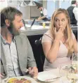  ?? FOTO: DPA ?? Renee (Amy Schumer) vergisst nach ihrem Knockout ihre Rundungen und genießt das Essen mit ihrer neunen Flamme Ethan (Rory Scovel).