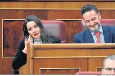  ?? JUAN CARLOS HIDALGO / EFE ?? La portavoz de Cs, Inés Arrimadas, junto a su compañero de partido Edmundo Bal, ayer en el Congreso.