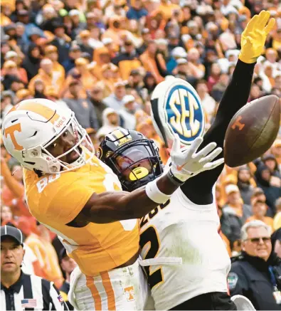  ?? WADE PAYNE/AP ?? Tennessee wide receiver Ramel Keyton, left, tries to make a catch as he’s defended by Missouri defensive back Ennis Rakestraw Jr. during Saturday’s game in in Knoxville, Tenn. Rakestraw Jr. was called for pass interferen­ce on the play.