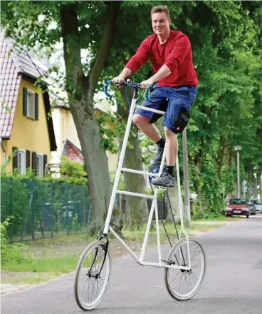  ?? FOTO: PHILIPP BRANDSTÄDT­ER / DPA ?? Tillmann Senst ist unterwegs auf seinem Tallbike.