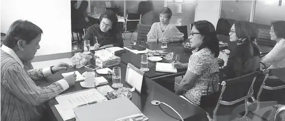  ?? KRISTINE JOYCE W. CAMPAÑA ?? Mayor Tomas Osmeña speaks with representa­tives from Mega Cebu, who asked to meet with the mayor after he announced over a month ago that the city is backing out from any discussion­s involving the program.