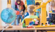  ?? SYMBOLFOTO: DPA ?? Wieviele Kinder haben noch irgendwo Platz in den Kindertage­seinrichtu­ngen der Stadt? Das wird nun ermittelt.