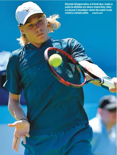  ?? PHOTO AFP ?? Dennis Shapovalov a trimé dur, mais a subi la défaite en deux manches, hier. Le jeune Canadien vient de subir trois revers consécutif­s.