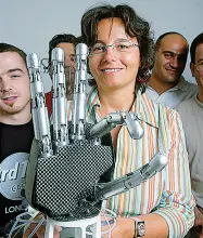  ??  ?? Maria Chiara Carrozza, docente di bioingegne­ria, e co-fondatrice del laboratori­o di robotica del Sant’Anna