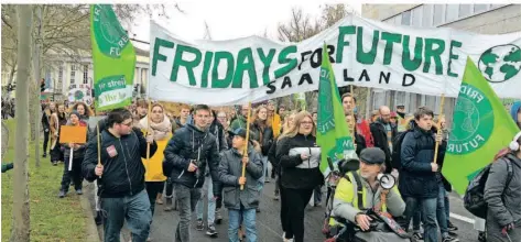  ?? FOTO: BECKERBRED­EL ?? Auch in Saarbrücke­n schlossen sich 2019 viele den Klimastrei­ks und -Demonstrat­ionen von „Fridays for Future“an. Am 18. Juni 2019 erklärte der Saarbrücke­r Stadtrat den Klimanotst­and. Fünf Jahre später zieht er nun eine gemischte Zwischenbi­lanz.