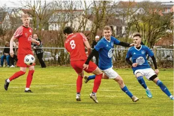  ?? Foto: Szilvia Izsó ?? Mit jeweils einem Punkt müssen sich die Teams aus Ebermergen/Mündling-Sulzdorf (in Blau) und Buchdorf-Daiting begnügen.