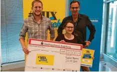  ?? Foto: Galina Bauer ?? Das Team „KLAX“, Christian Bachmann (links) und Stefanie Wegner, erhielten den Preis „Best Overall“, der mit 3000 Euro datiert ist. Rechts im Bild: Jürgen Marks, Mitglied der Chefredakt­ion und einer der Juroren.