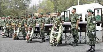  ??  ?? Despedida. La Sedena rindió un homenaje a los cuatro militares caídos en enfrentami­ento en Puebla.