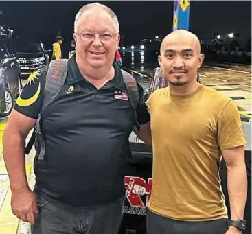  ?? ?? Just like old times: azizulhasn­i awang reunites with coach John beasley for the UCI Track Champions League series.
