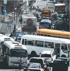  ?? FOTO: EL HERALDO ?? Según las autoridade­s de la Dirección Vial, los conductore­s del transporte público son los más irresponsa­bles al conducir.