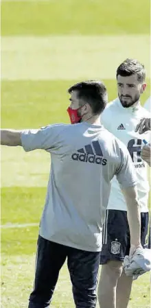  ?? // EFE ?? Luis Enrique dirigiendo al equipo en la última sesión celebrada en la Ciudad del Fútbol de Las Rozas para preparar el primer partido de la fase de clasificac­ión para el Mundial 2022