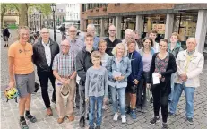  ?? FOTO: KURT LÜBKE ?? Im Kempener Rathaus wurden jetzt die Gewinner der Aktion Stadtradel­n ausgezeich­net. Das Gruppenbil­d entstand vor dem Rathaus.