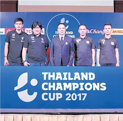  ??  ?? Thai football chief Somyot Poompunmua­ng, centre, poses with players and officials of Muang Thong and Sukhothai.