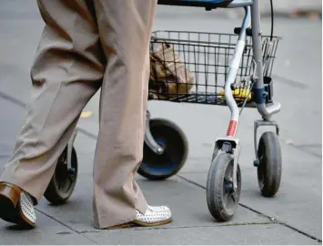  ?? Foto: Britta Peddersen, dpa ?? Mit dem Rollator richtig zu laufen, will gelernt sein. Allzu oft gehen die Menschen vornüberge­beugt und schieben die Gehhilfe vor sich her, anstatt aufrecht dicht an dem Gerät sich zu bewegen.