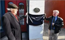  ?? PHOTOS BY BARRY GRAY, THE HAMILTON SPECTATOR ?? Edwin Pass, left, and Robin McKee unveil the Ontario Heritage Act plaque for 91 John St. S.