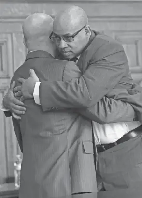  ?? PHIL MASTURZO/AKRON BEACON JOURNAL ?? Former Summit County Sheriff Deputy Antonio Williamson hugs his defense attorney Ian Friedman after a jury returned a not guilty verdict in March 2020.