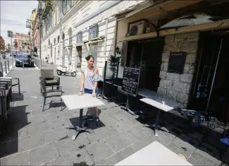  ??  ?? À Nice, Amandine Surinach espère étendre sa terrasse, confortée par la « rumeur ». Sans grande confiance : « J’espère que les policiers ne mettront pas des amendes sur-le-champ ». (Photo D. M.)
