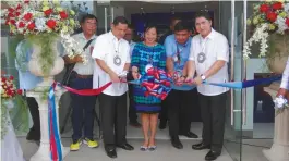  ??  ?? Photo shows Zamboanga City Mayor Beng Climaco (center) and Zambo Ecozone administra­tor Christophe­r Lawrence Arnuco (second from right) cutting the ceremonial ribbon during the inaugurati­on of DBP Zamboecozo­ne. Assisting them are DBP executive vice...