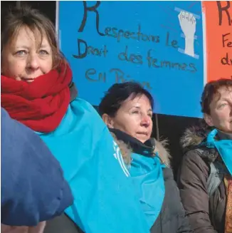  ?? JACQUES NADEAU LE DEVOIR ?? Une vingtaine de militantes ont tenu un point de presse devant le palais de justice de Montréal, jeudi, pour inciter le ministre de la Sécurité publique, Martin Coiteux, à trouver au plus vite une solution à la détention des femmes à Montréal.