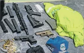  ?? CRÉDITO: POLICÍA NACIONAL ?? Evidencias. Armas automática­s les hallaron los policías a los sospechoso­s.