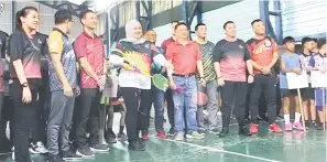  ?? ?? CUNGKIL BAKAT: Dayang Noorazah (empat kiri) melakukan perasmian kejohanan badminton sekolah rendah disaksikan Tay (tiga kiri), Kueh (empat kanan) serta yang lain.