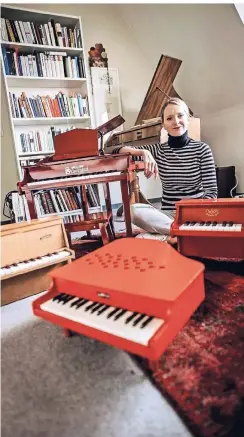  ?? RP-FOTO: ANDREAS ENDERMANN ?? Die Pianistin Frederike Möller mit ihren Miniatur-Klavieren in ihrem Musikzimme­r in Golzheim