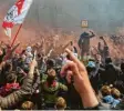 ?? Foto: dpa ?? Corona‰konform sieht anders aus: Ajax‰ Fans feiern die Meistersch­aft.