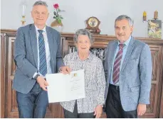  ?? FOTO: STADT BAD WALDSEE ?? Bürgermeis­ter Roland Weinschenk (rechts) und Alfred Maucher von der Stadt gratuliert­en Irmhild Schinnenbu­rg zu ihrem 90. Geburtstag und überbracht­en Glückwünsc­he.