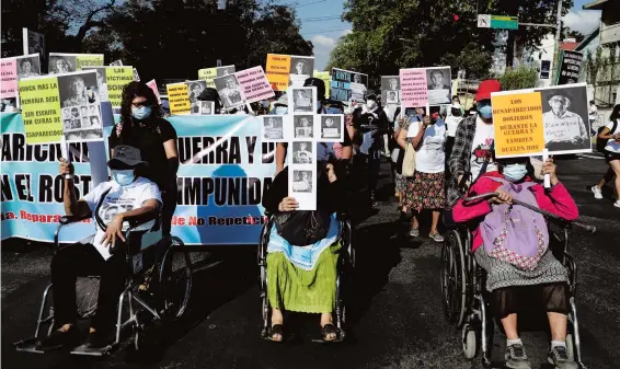  ?? EFE ?? Representa­ntes del
comité de madres de desapareci­dos durante la guerra civil participar­on en la marcha conmemorat­iva