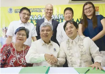  ??  ?? During the signing of the MOA (Memorandum Of Agreement), (seated, from left): Angelita Castro, EVP and co-founder of Palawan PawnshopPa­lawan Express Pera Padala; Bobby Castro, president and CEO of Palawan Pawnshop-Palawan Express Pera Padala; and JCI...