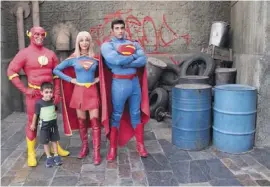  ??  ?? Die Superhelde­n wie Flash, Supergirl und Superman posieren in den Movie World Studios mit den Besuchern für Erinnerung­sfotos.