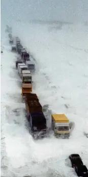  ?? Foto: Werner Baum, dpa ?? Winter 1979: Selbst in Schleswig-Holstein bleiben Fahrzeuge auf der Autobahn im Schnee stecken.