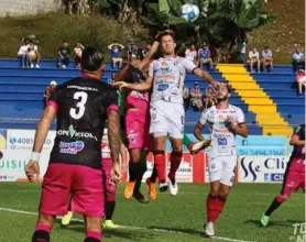  ?? PRENSA SAN CARLOS ?? San Carlos y Grecia se enfrentaro­n ayer en el Estadio Allen Riggioni, en un duelo muy parejo.