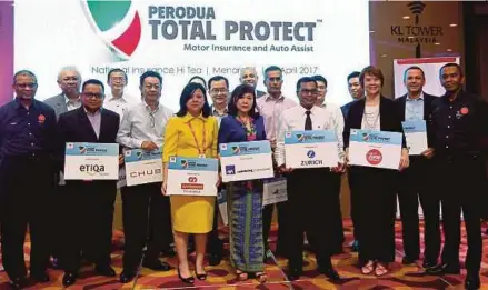  ?? [ FOTO SUPIAN AHMAD/BH ] ?? Zahari (kanan) dan Aminar Rashid (kiri) bersama wakil syarikat insurans selepas majlis pelancaran PERODUA Total Protect di Kuala Lumpur, semalam.