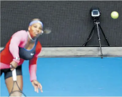  ?? Asanka Brendon / Reuters ?? Un jutge de línia electrònic controla una acció de Serena Williams a Austràlia.