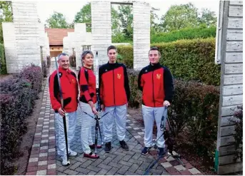  ??  ?? La famille Boisgontie­r, Hervé, Sylvia, Thomas et Alexandre, est qualifiée pour le championna­t de France Beursault qui se déroule le 1e octobre à Vernon.