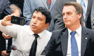  ?? WALTERSON ROSA/FRAMEPHOTO-7/3/2018 ?? Selfie. O senador Magno Malta, do PR, pode compor a chapa encabeçada por Jair Bolsonaro