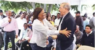  ??  ?? Encuentro. El presidente Danilo Medina se reunió con productore­s de ganado de El Pajonal, escuchó sus necesidade­s y se comprometi­ó a apoyarlos para aumentar la producción de ganado.