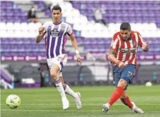  ?? REUTERS ?? Luis Suárez marca el segundo gol del Atlético en Valladolid