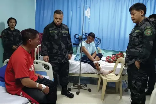  ?? PRO-COR PIO photo ?? PERSONAL VISIT. PRO - COR regional director Chief Superinten­dent Rolando Nana personally visits wounded personnel in an encounter with armed men in Sagada, Mountain Province. The incident happened in his second day as PRO - COR top cop.