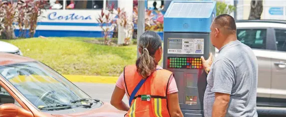  ??  ?? La instalació­n de las máquinas electrónic­as en el puerto no recaudan ni para los salarios de los empleados; muchos de los automovili­stas no les hacen caso y otros más prefiere corromper a los operadores. En las oficinas hay placas desde hace 10 años y...