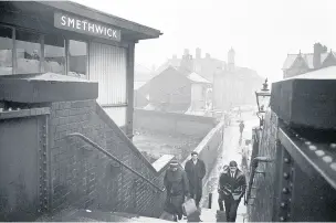  ??  ?? The footbridge from High Street to Brasshouse Lane, Smethwick, 1964