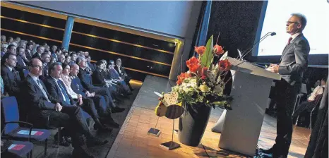  ?? FOTO: AXEL PRIES ?? Im vollbesetz­ten Kulturhaus spricht Oberbürger­meister Gerold Rechle über Neuerungen 2019.