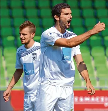  ?? Foto: Horst Hörger ?? Im Hinspiel brachten die Ulmer (rechts Thomas Rathgeber, links Luca Graciotti) Waldhof Mannheim die erste Saisonnied­erlage bei, vor dem Rückspiel morgen im Badischen geben sie sich sehr kämpferisc­h, wollen etwas mitbringen.